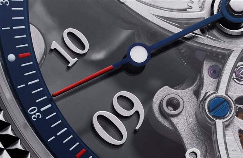 手錶融入對(duì)Gianluigi Buffon而言意義非凡的藍(lán)色與紅色，對(duì)手錶的視覺(jué)感受有畫(huà)龍點(diǎn)睛的作用。（Source：Artisans de Genève）