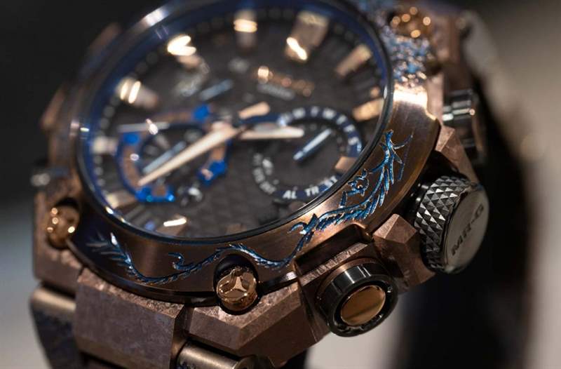 而你細心察看時，會看見表圈右手面位置刻有龍躍飛天的圖案，事實上每