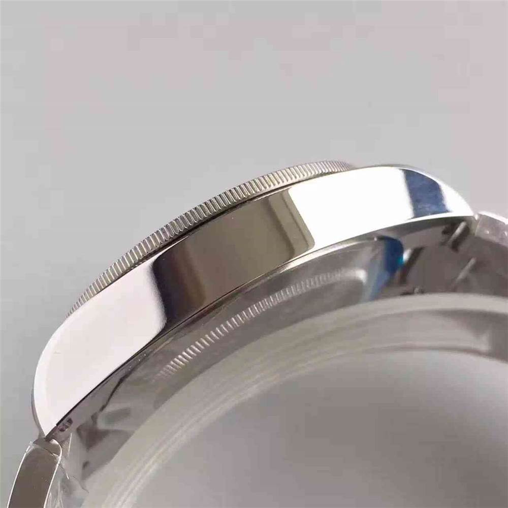 ZF帝舵碧灣系列小紅盾會一眼假嗎