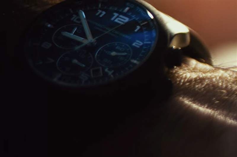 看電影扎卡里·昆托(Zachary Quinto)在“追加保證金”中佩戴保時捷設計計時碼表預測金融危機-復刻表