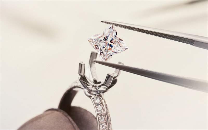 Louis Vuitton推出LV Diamonds系列：標志性LV Monogram星形鉆石切割-復(fù)刻表