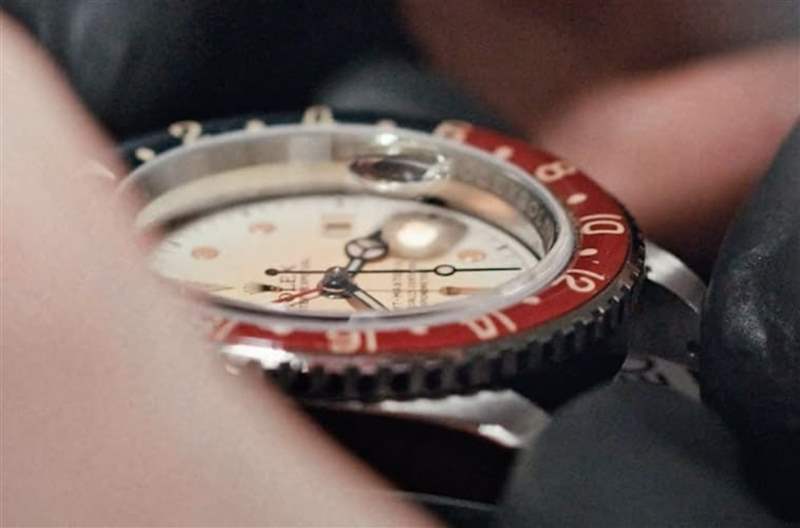 改裝錶品牌在改造手錶前，先將手錶重新修復，接著便開始進行一連串的仿舊設計改造。（IG@artisansdegeneve）