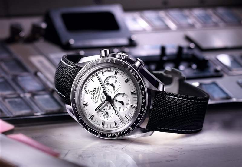 311.32.42.30.04.003的面盤走黑白漫畫風格，包括小秒盤和面盤外緣前14分鐘刻度都有特別的設(shè)計。 （OMEGA）