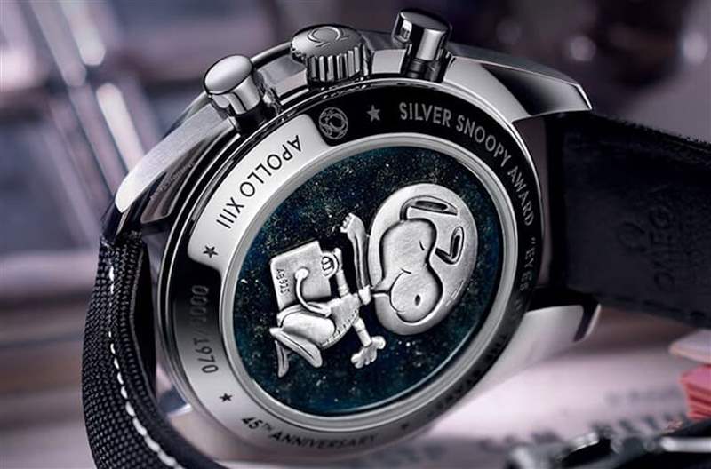 手錶底蓋刻上立體的銀史努比獎?wù)拢唧w而微地展現(xiàn)手錶創(chuàng)作的淵源。（OMEGA）