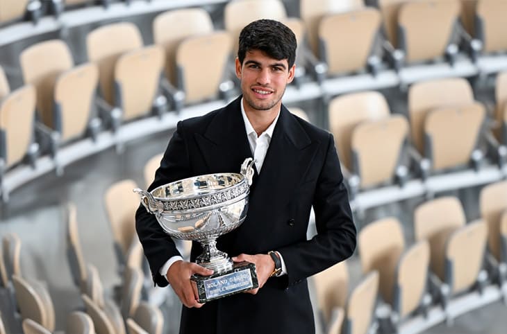 2024法網(wǎng)男單冠軍「小蠻牛」Alcaraz領獎不忘戴著勞力士愛表-復刻表